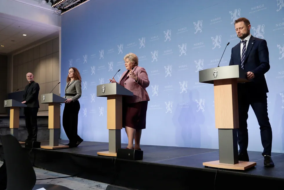 Helsedirektør Bjørn Guldvog, direktør i Folkehelseinstituttet Camilla Stoltenberg, statsminister Erna Solberg (H) og helseminister Bent Høie (H) er firkløveret som leder Norges kamp mot korona.