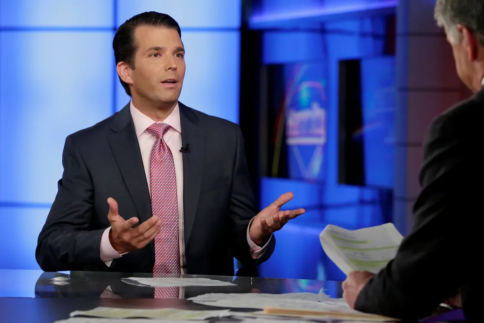 Donald Trump Jr. ble intervjuet av Sean Hannity (til høyre) på tv-kanalen Fox News i natt norsk tid. Foto: Richard Drew/AP photo/NTB scanpix