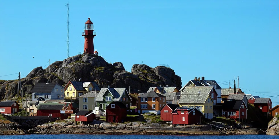 Sandøy er kanskje mest kjent for Ona Fyr, som i framtiden blir betjent av Nordvest Nett, som overtar kundene til Sandøy Nett – som ville tapt enormt på forslaget til justerte kriterier for nettselskapenes inntektsramme.