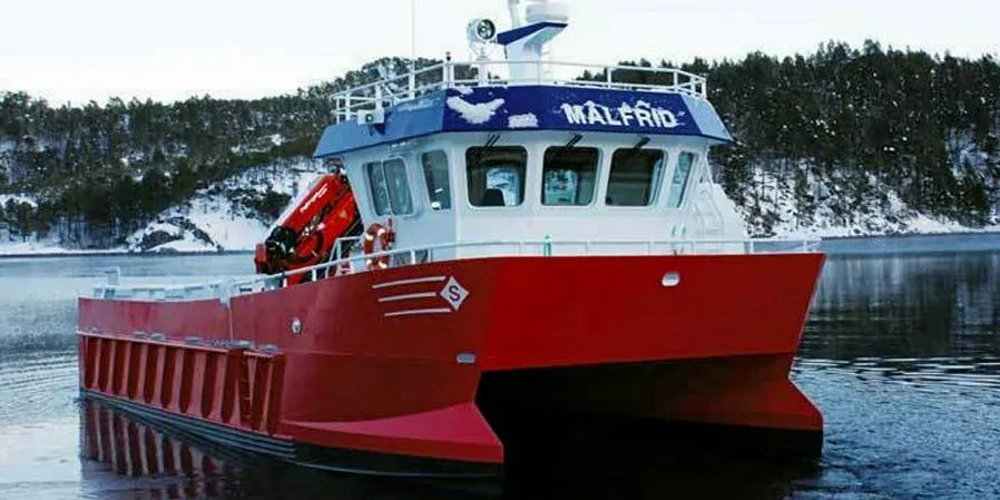 HAVARI: Arbeidsbåten «Målfrid» forliste i mai 2017 som følge av at vann strømmet inn i en inspeksjonsluke, fastslår Havarikommisjonen.Foto: Sletta Verft