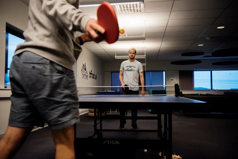 Kortbukse og bordtennis. Lars Ropeid Selsås og de andre ansatte i Boost AI er ikke helt som andre ansatte i oljeklyngen på Forus.