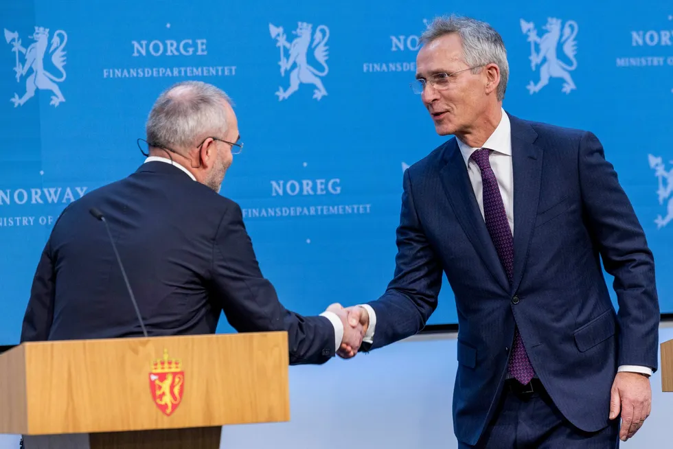 Jens Stoltenbergs første oppdrag i jobben som finansminister var å motta rapporten fra Finanspolitikkutvalget ledet av Ragnar Torvik (til venstre).