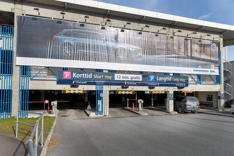 Saken gjelder blant annet dekning av parkeringskostnader på flyplassen ved hjemstedet. Her er parkeringshuset på Værnes i Trøndelag.