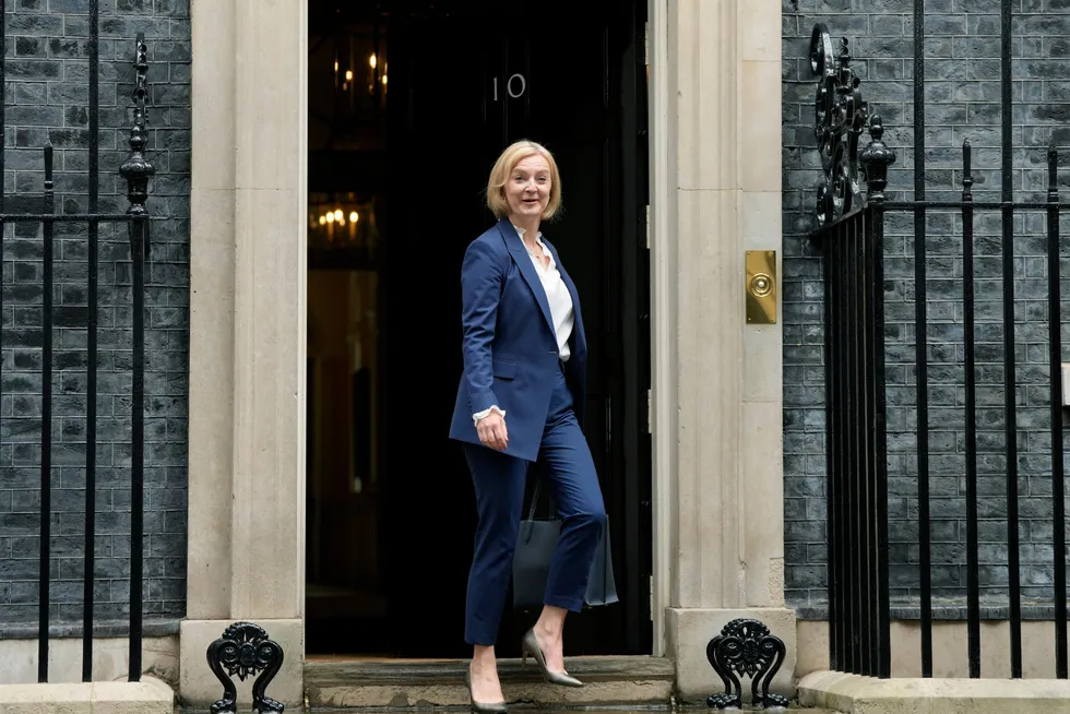 Statsminister Liz Truss sier hun beklager og at hun planlegger å fortsette som partileder inn i neste valg.