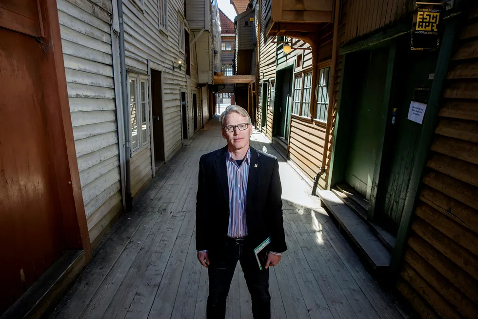 Nils Henrik Geitle, administrerende direktør i De Historiske Hotel og Spisesteder, advarer reiselivet mot å selge seg på billigsalg. Her er han i Bredsgården på Bryggen i Bergen, et område som vanligvis kryr av turister på denne tiden.