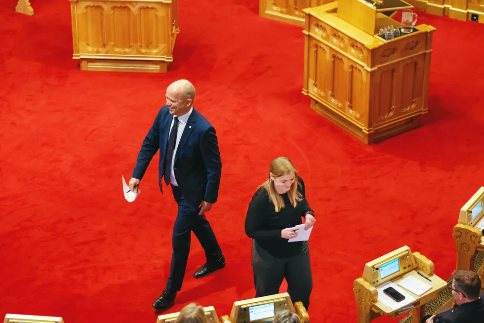 – Departementet kan ikke på nåværende tidspunkt informere, sier Trygve Slagsvold Vedum til Tina Bru.