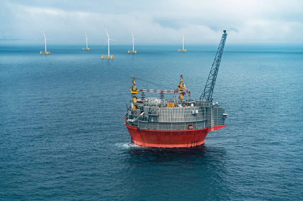 Goliatvind skal etter planen bestå av fem 15 MW flytende vindturbiner med en samlet effekt på 75 MW. Deler av kraftproduksjonen skal brukes til å elektrifisere Goliatfeltet. Bildet er en illustrasjon på hvordan prosjektet bli seende ut.