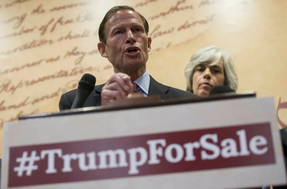 Senator Richard Blumenthal reagerer sterkt på nye og lekkede opplysninger om at USAs handelsminister Wilbur Ross har investeringer i selskaper med Russland-forbindelser. På bildet snakker Blumenthal under en pressekonferanse på Capitol Hill i Washington i sommer. Foto: Saul Loeb/AFP photo/NTB scanpix