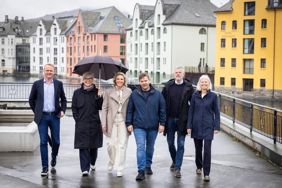 I et vårgrått Ålesund fikk Sylvi Listhaug vann på mølla i kampen mot formueskatten. Sunnmørske toppledere ga henne mer skyts før Frps landsmøte. Her er i Listhaug (i midten) på en rusletur med Jan Endre Vartdal i Vartdal plast (t.v), Lene Trude Solheim i NHO, Roger Hofseth i Hofseth internationa, Knut Flakk i Flakk gruppen og Gunvor Ulstein fra Ulstein group.