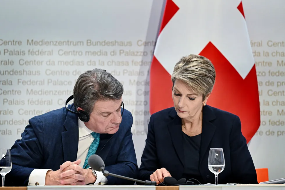 Colm Kelleher er styreleder i den største banken i Sveits, UBS. Finansminister Karin Keller-Sutter sier at den eneste mulig løsningen for krisebanken Credit Suisse var en fusjon med UBS.