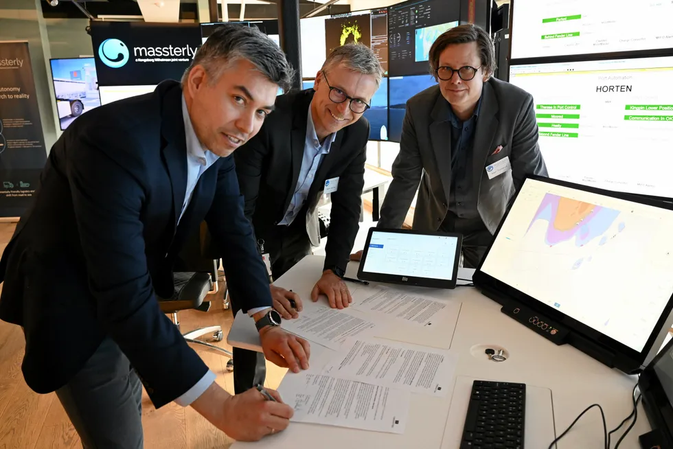 Kontrakt mellom Torghatten og Kongsberg. Teknologidirektør i Torghatten, Jan-Egil Wagnild; CTO i Kongsberg Maritime, Bjørn Jalving; Chief Growth Officer i Massterly, Roger Trinterud.