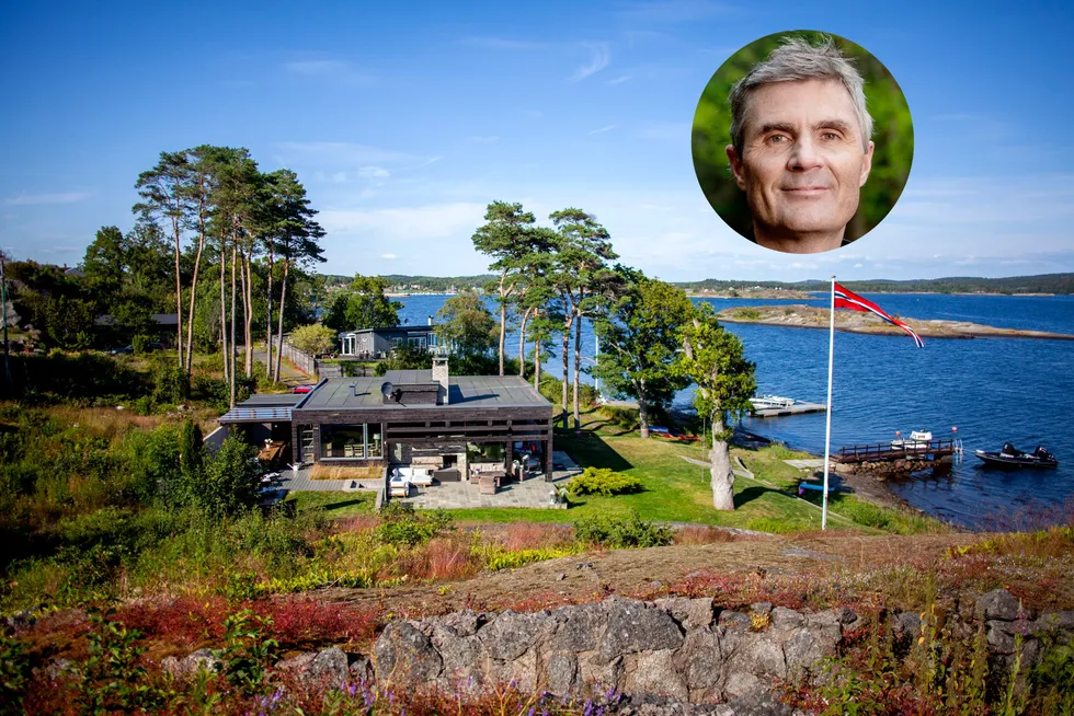 John Markus Lerviks advokat mener Statsforvalteren i Agder har fattet vedtak på feil grunnlag, og har nå sendt Kommunal- og regionaldepartementet søksmålsvarsel for å unngå at hytta på Lamøya i Larvik må rives.