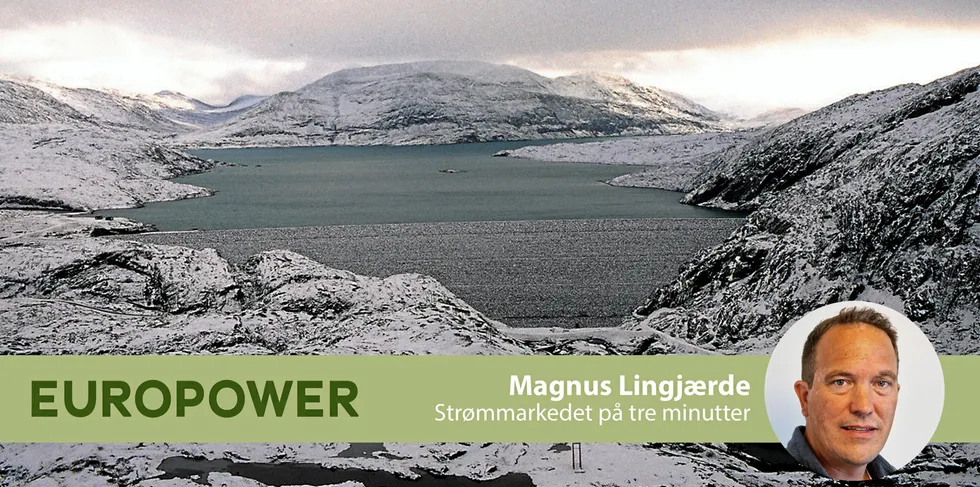 Lave temperaturer forsinker snøsmeltingen. Det kan bidra til at spotprisene holder seg høye. Samtidig faller energipriser i Europa.