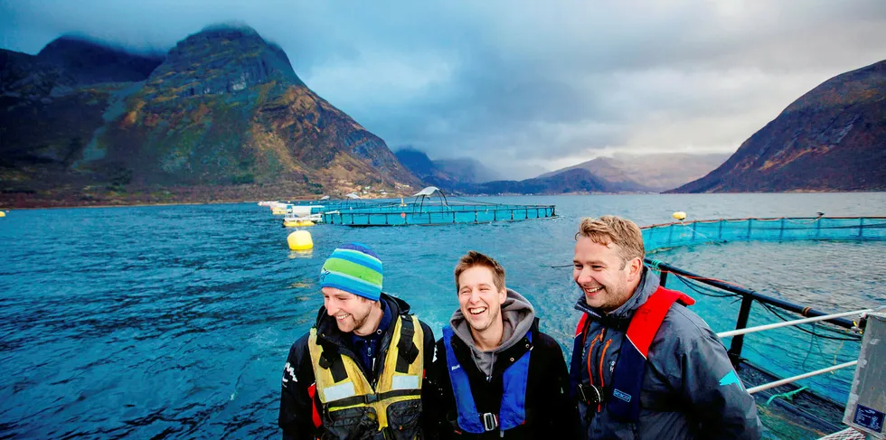 Brødrene Håvard og Gjermund Olsen sammen med svoger Alf-Gøran Knutsen – trekløveret som styrer Kvarøy Fiskeoppdrett på Helgeland.