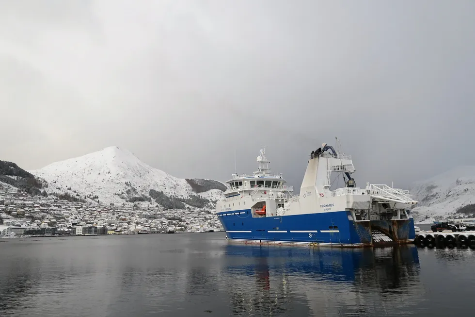 I åra framover vil situasjonen for konvensjonelle havfiskefartøy gå frå vondt til verre, og det er venta at både fiskekvantumet og førsteverdien vil gå vesentleg ned, noko som vil redusere lønnsemda ytterlegare, skriv Olve Grotle. Her er «Frøyanes» til kai ved Måløyterminalen.