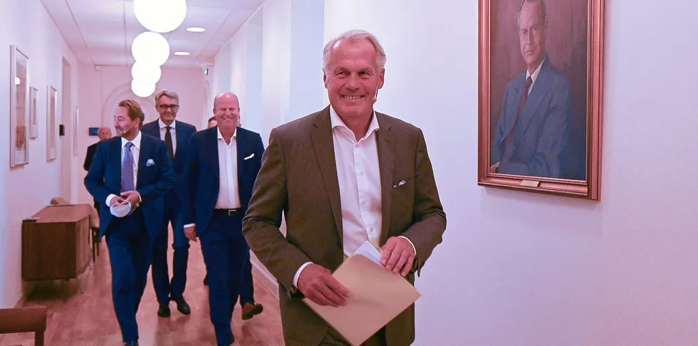 Salmar-gründer Gustav Witzø på vei inn til dagens presentasjon - med Kjell Inge Røkke hakk i hæl. Brede smil på alle. Bakerst ser vi Øyvind Eriksen, konsernsjef i Aker ASA. Vedsiden av Røkke går Leif Inge Nordhammer, styrelder i Salmar.