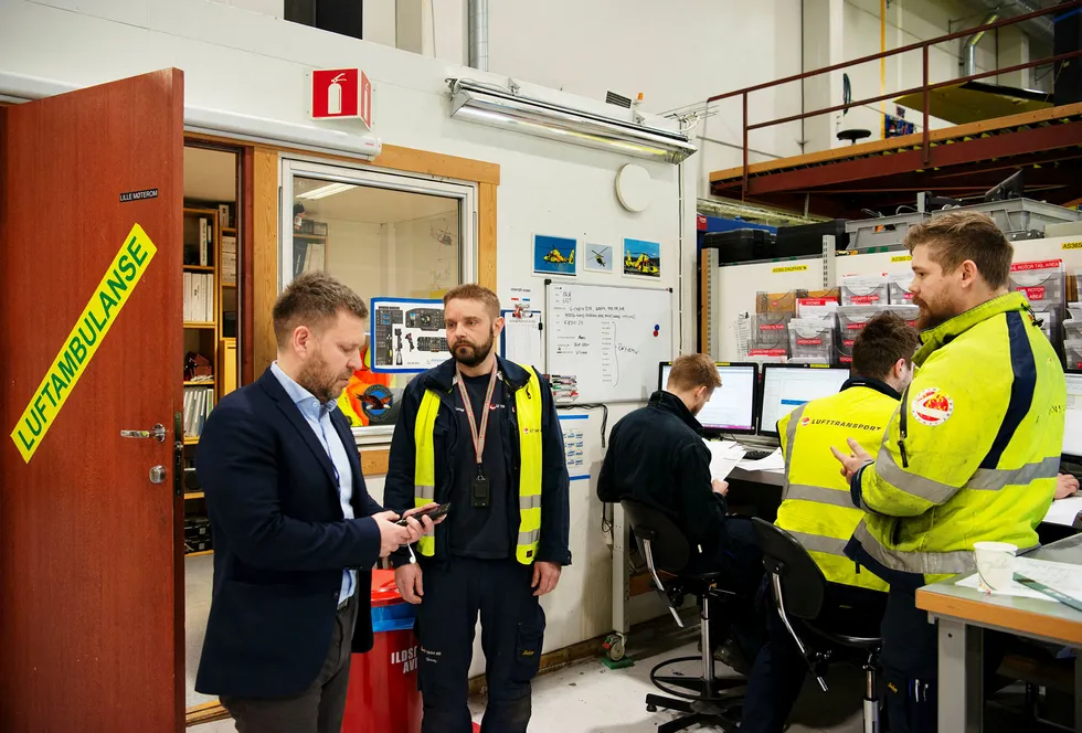 Administrerende direktør Frank Wilhelmsen (fra venstre) i Lufttransport skal til Oslo og delta i høring om ambulansefly neste torsdag. Her fra basen i Tromsø med flyteknikerne Vidar Hanøy, Robin Smørsgård, Marius Arntzen og Andreas Karlsen. Foto: Ingun A. Mæhlum