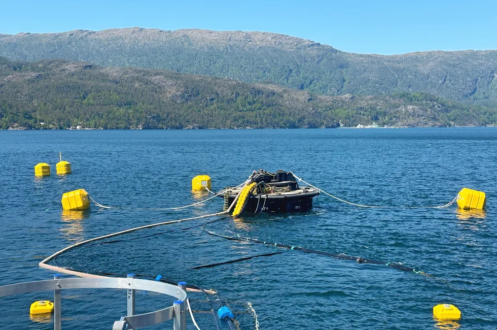 Slik ser Eide Fjordbruks lukka anlegg ut. Dei har kalla det Watermoon. Frå overflata er det lite å sjå, men under overflata går den 72 meter ned i djupna.