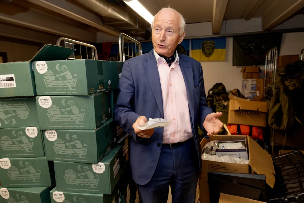 Christian Ringnes fikk nylig for første gang se Fritt Ukrainas hemmelige lager i Oslo der alt utstyret samles før de kjøres ned til fronten. Dit skal ikke potetgullet til venstre.