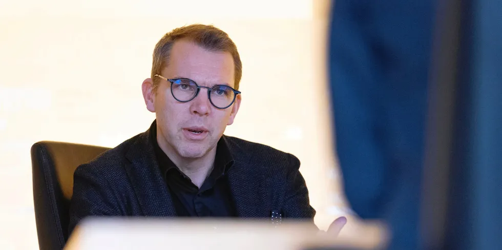 Steffen Syvertsen, konsernsjef i Å Energi, er fornøyd med kvartalsresultatet, tross lavere priser. – Jeg tror jeg er veldig viktig for avkastningen til kraftbransjen på lang sikt at vi lykkes med at industrien kan bli værende i landet vårt, sier han.
