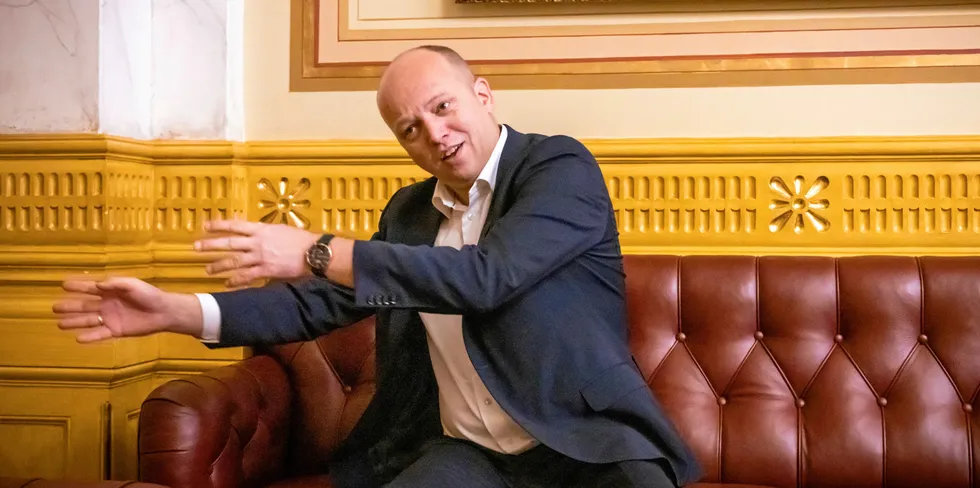 Finansminister Trygve Slagsvold Vedum forteller at regjeringen jobber med en endring av grunnrenteskatten.