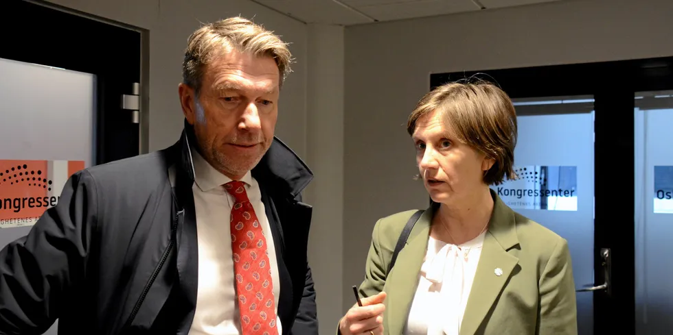 Energiminister Terje Aasland og forbrukerminister Kjersti Toppe vil ha strengere krav til strømavtaler, men EU/EØS-regler kan sette en stopper for de fleste av planene.