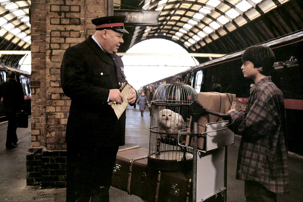 Folk er kommet fra hele verden for å se det hellige stedet. Halvparten av dem har ikke med seg barn engang, skriver Torgrim Eggen om sitt besøk til perrong 9 3/4 på King’s Cross. Bildet er fra filmen «Harry Potter og Føniksordenen» med hovedrolleinnehaver Daniel Radcliffe. Foto: Rights Managed/NTB Scanpix