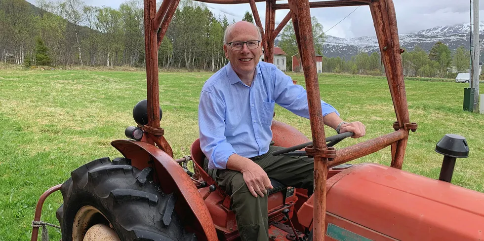 Oddmund Enoksen, en rød advokat som også er litt bonde.