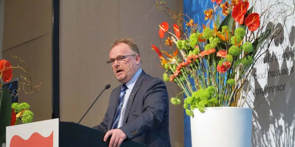 Fiskeriminister Per Sandberg viste til at han er igang med å utforme et enklere og mer fleksibelt system for fiskeriene. Foto: Nils Torsvik
