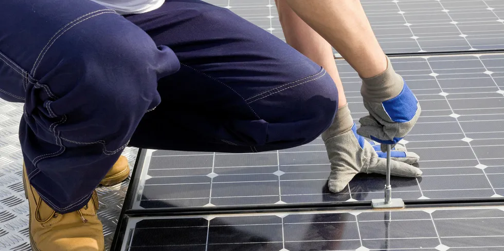 Solceller blir mer og mer populært på hustakene. Framtidens solceller kan bli mye mer effektive.