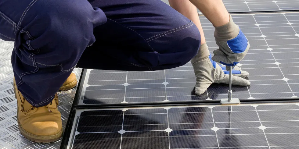 Statsbygg vurderer solceller på hele 500 000 kvadratmeter tak på sine bygg. Kostnadene vil være på 1,2 milliarder kroner for 40 GWh. Nå gjør de en prioritering av tiltakene.