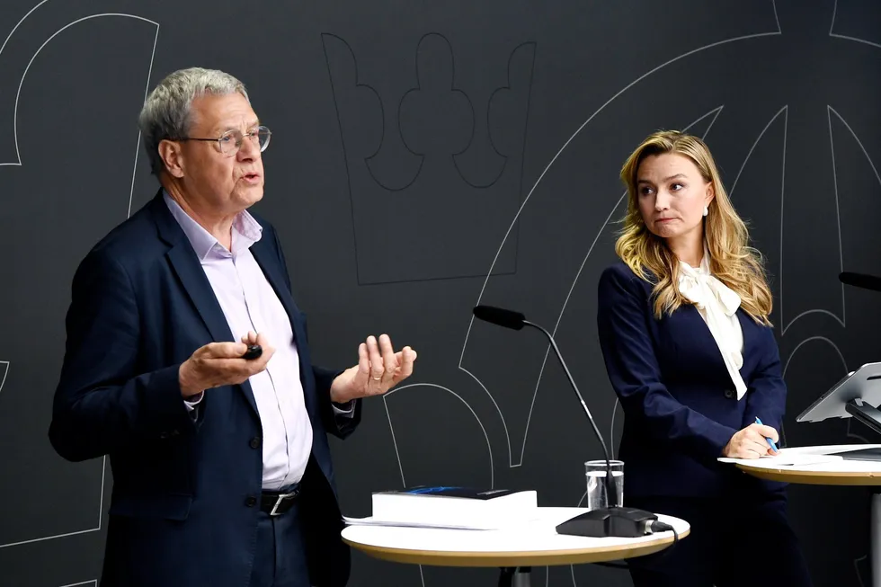 Utvalgsleder Bo Diczfalusy overleverte torsdag den svenske kraftmarkedsutredningen til energi- og næringsminister Ebba Busch.