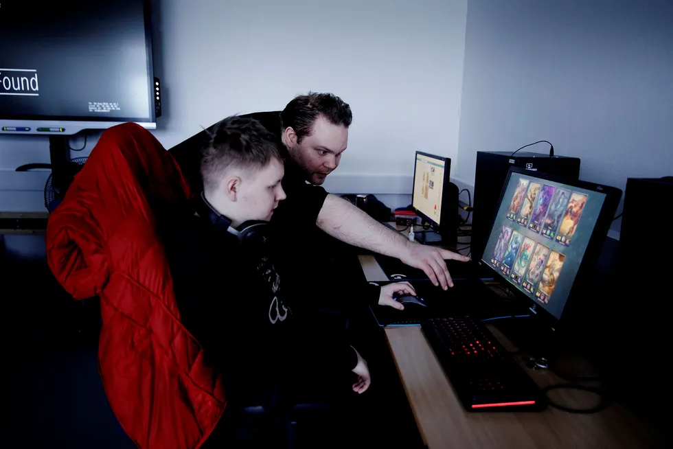 Sindre Rygg sier han ser at elevene blomstrer i flere fag etter at de begynte med gaming. Her med elev Eirik Mikael Larsen (18).