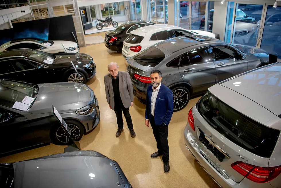 Zahid Saddiq (til høyre), daglig leder i Star Autoco er svært kritisk til Bertel O. Steens oppsigelser av forhandlerkontrakter. Her med advokat Johan Haga.