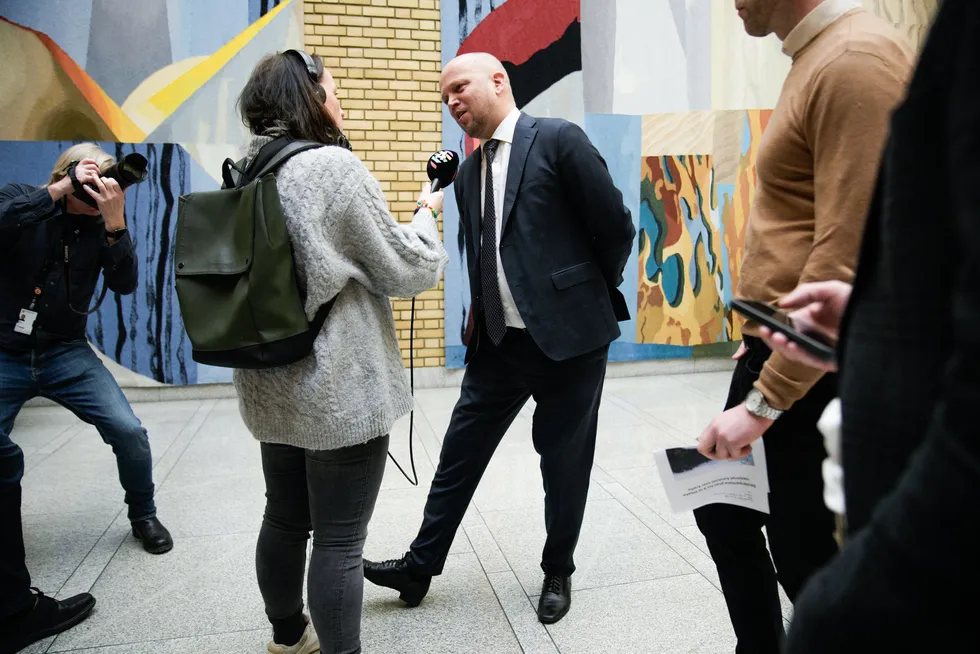 Her er Trygve Slagsvold Vedum (Sp) i Stortingets vandrehall der han onsdag presenterte Senterpartiets plan for å ta tilbake nasjonal kontroll over strømpolitikken.