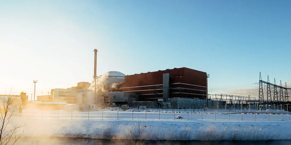 De fire pumpene som leder vann til kjernekraftreaktoren har alle sprekker. Nå vet ikke det finske kraftverket når Olkiluoto 3 kommer til å levere strøm til kraftnettet igjen.