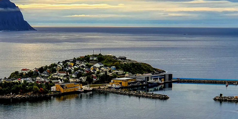 FÅR VEDLIKEHOLD: Moloanlegget på Husøya får nå av de totalt 23 millioner kroner som er satt av, fra Stortinget, til havnevedlikehold i Troms og Finnmark.