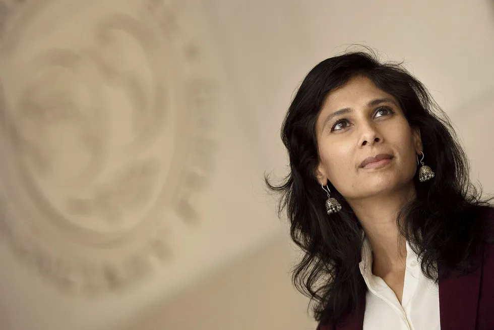 Gita Gopinath advarer om meget langsiktige negative konsekvenser av koronapandemien. Sjeføkonomen i Det internasjonale pengefondet anslår at verdiskaping tilsvarende USA, Tyskland og Storbritannia vil falle bort i perioden 2020 til 2025.