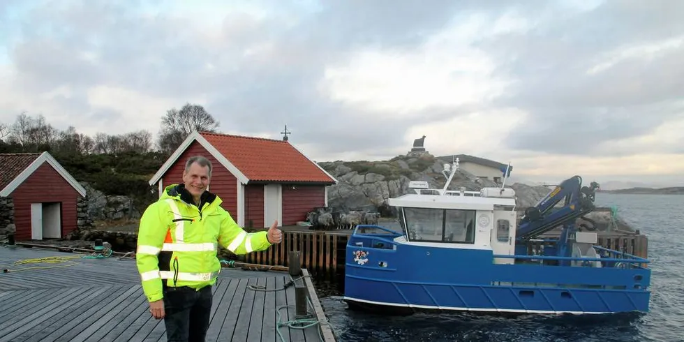 Ola Braanaas i Firda Sjøfarmer med en av de to nye arbeidskatamaranene.Foto: Pressefoto