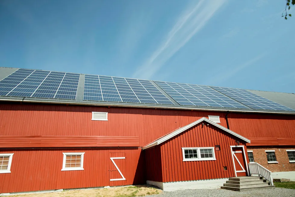 Vindkraft må produseres der (og når) det blåser, sol der solen skinner, vannkraft der det kan bygges dammer. De færreste land har alt dette tilgjengelig samtidig.