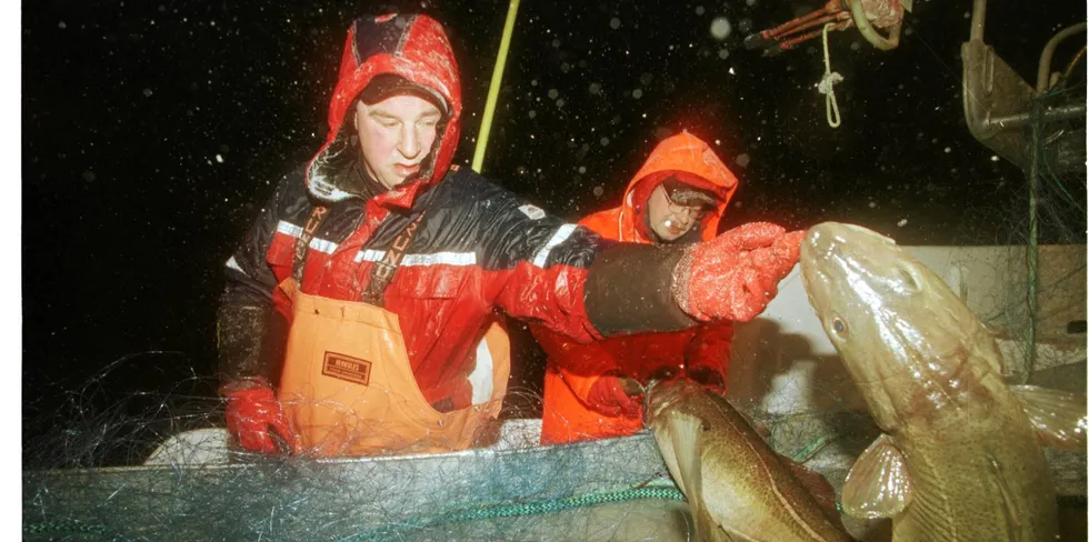 Odd Kristian og Bjørn Olav Myhre om bord på «Havblomst». Nå er det innført nye høstingsregler, en endring som meldt kun dager før de de skulle settes ut i live. Dette skaper irritasjon blant mange fiskere.