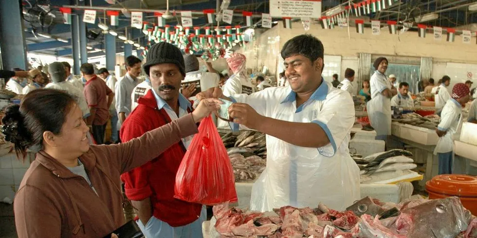 SOLGT: Denne kvinnen på Dubai fiskemarked gjorde en rask avtale og fikk posen fylt med norsk laks.Arkivfoto: Gudmund Lindbæk