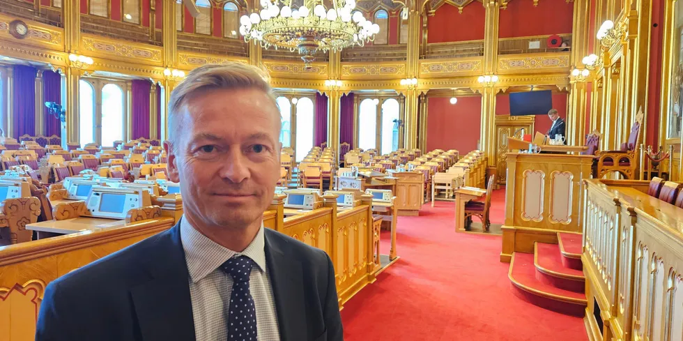 Helge Orten er finanspolitisk talsperson i Høyre, her avbildet rett før debatten i Stortinget startet onsdag.