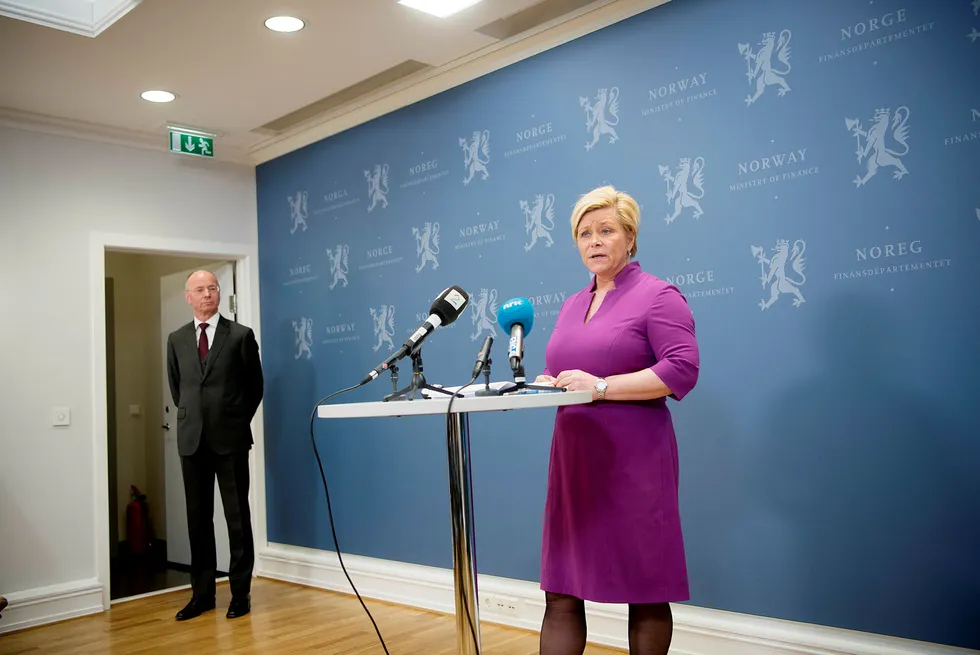 Finansminister Siv Jensen (Frp) får større innflytelse over SSB, hvis statistikklovutvalgets forslag til ny lov får støtte. Her sammen med utvalgsleder Nils-Henrik von der Fehr. Foto: Mikaela Berg