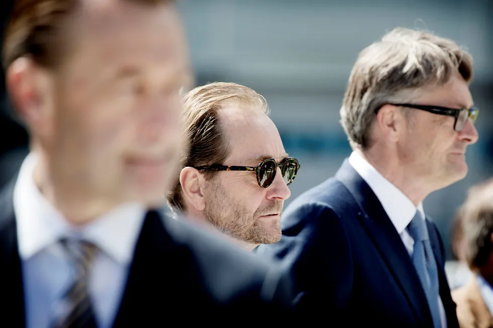 Akers storeier Kjell Inge Røkke (i midten) og Aker-sjef Øyvind Eriksen (til høyre) har fått merke koronakrakket på Oslo Børs. I forgrunnen Røkkes gamle makker Bjørn Rune Gjelsten.