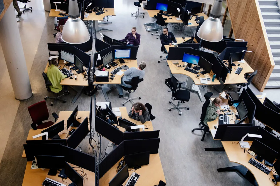 Jeg husker godt hvordan DNB hjalp meg den gangen jeg sto i en fremmed by uten penger eller kort, skriver Ole Christian Apeland. Bildet er fra DNBs telefonservicesenter på Gjøvik, i 2015.