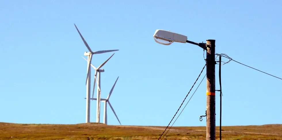 Frp og regjeringen er enige om å overføre reguleringen av vindkraft fra energiloven til plan- og bygningsloven.