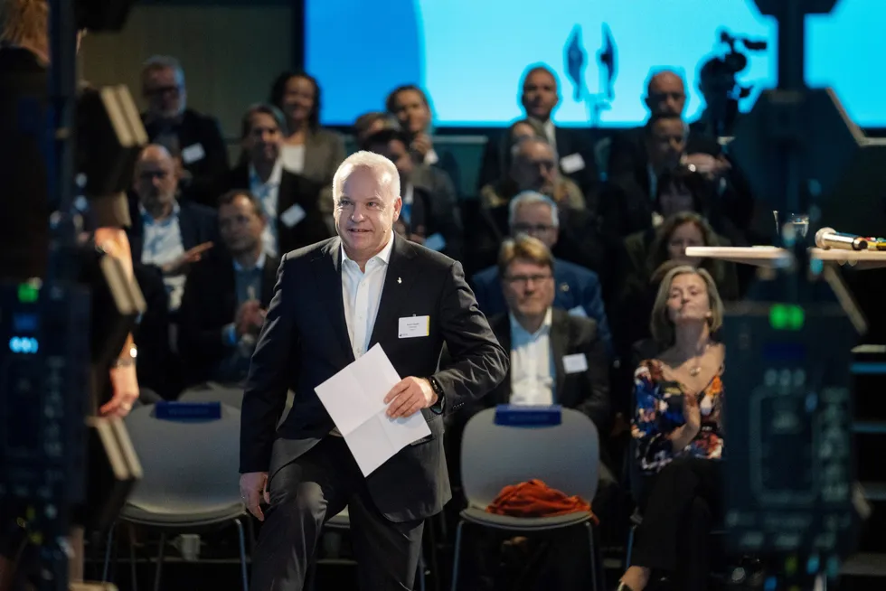 Equinor-sjef Anders Opedal på topplederkonferansen i regi av Havtil. Havtil-direktør Anne Myhrvold i bakgrunnen Foto: Marie von Krogh