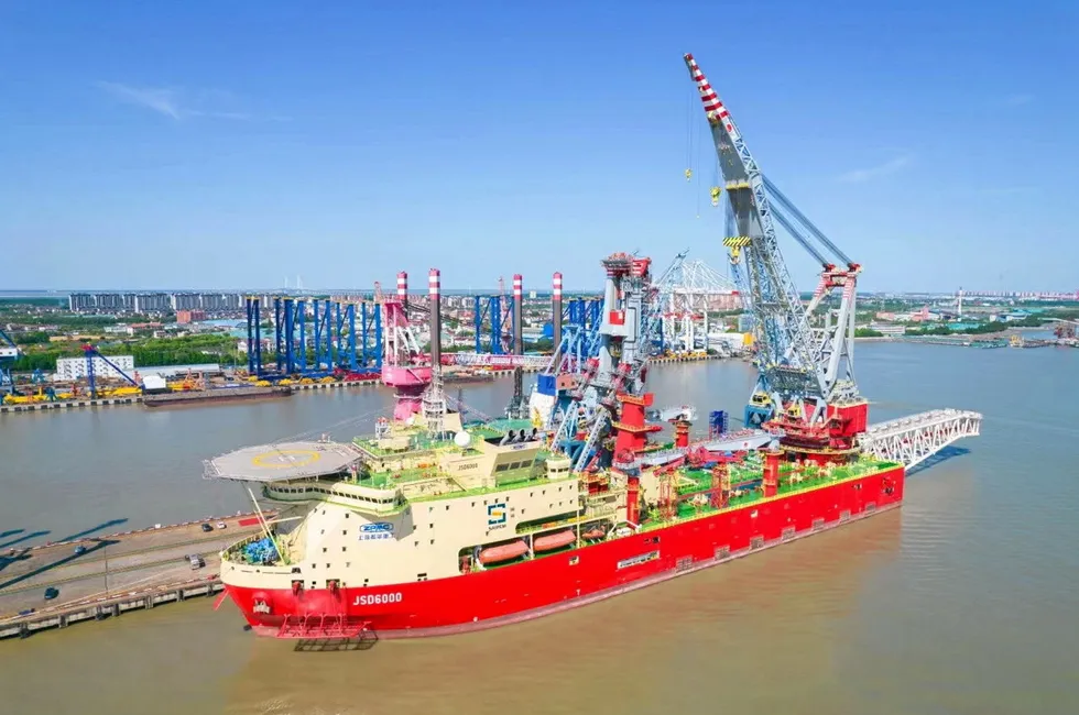 The deepwater pipelay vessel JSD 6000.