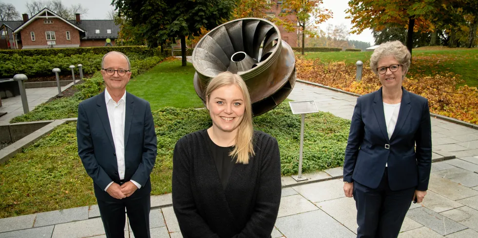 Olje- og energiminister Tina Bru var tilstede da Lyse-sjef Eimund Nygaard og Hydro-sjef Hilde Merete Aasheim signerte avtalene om å etablere Lyse Kraft i oktober.